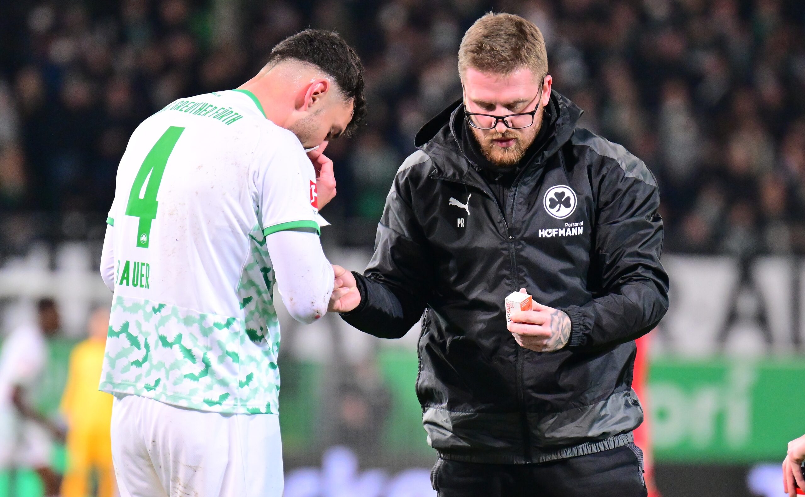 Patrick Rutte berät einen Fußball Spieler auf dem Feld
